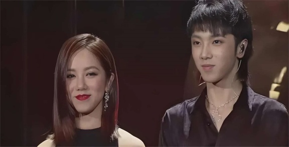 华晨宇演唱会造型雷人,雌雄莫辨引争议,网友:邓紫棋张碧晨心累