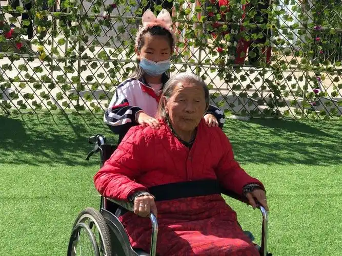 双节慰问敬老院 传递温暖感人心--手拉手红领巾爱心社团实践活动