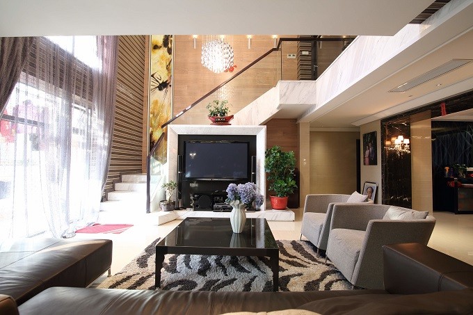 楼梯在电视墙后面,让楼梯间增加采光