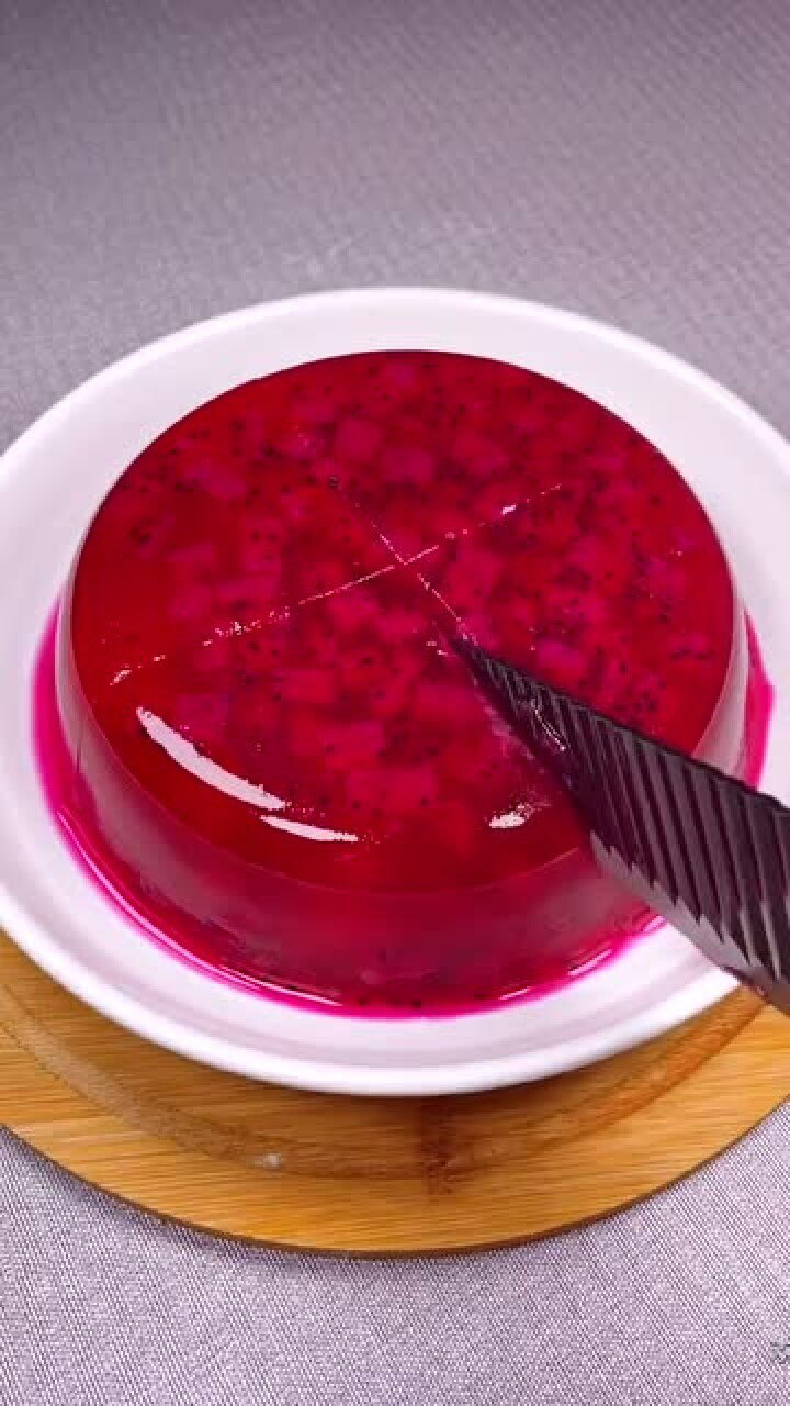 给大家做个火龙果果冻果冻可以在家做动手做一下吧