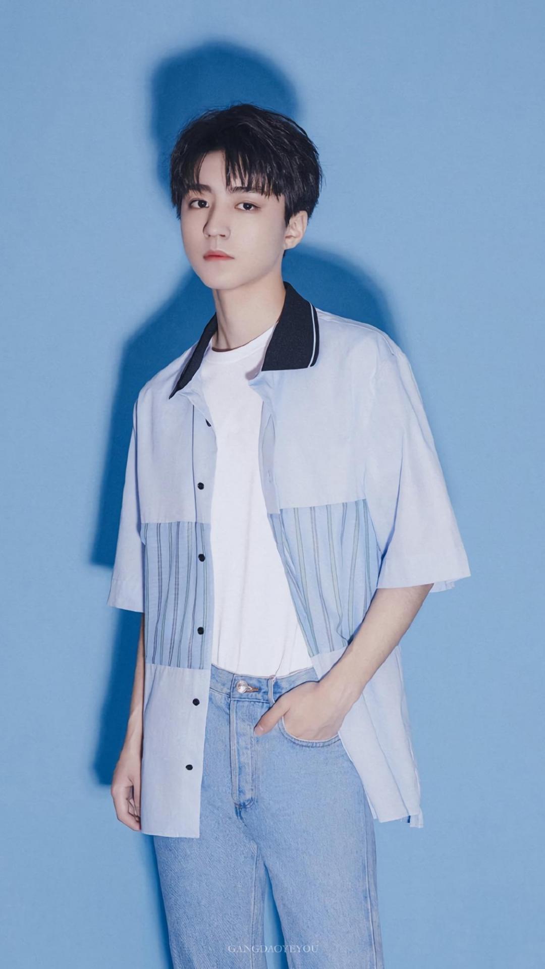 俊朗少年王俊凯时尚帅气阳光写真