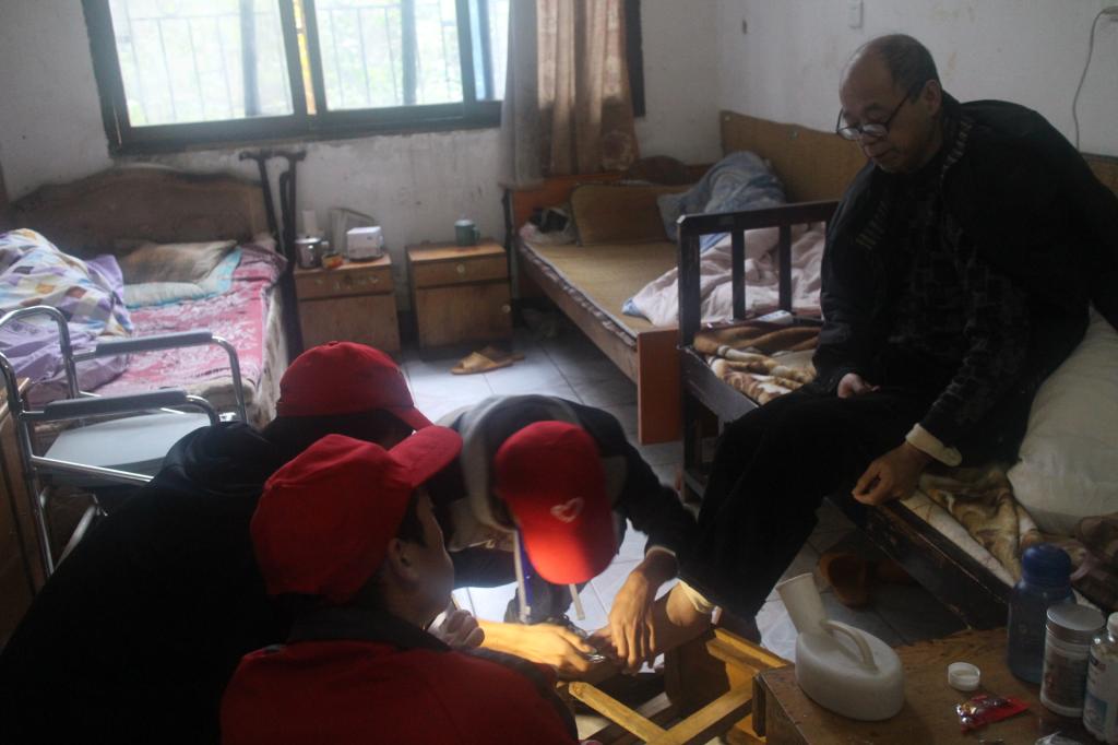 南华大学学生在敬老院"包饺子"给老人送温暖