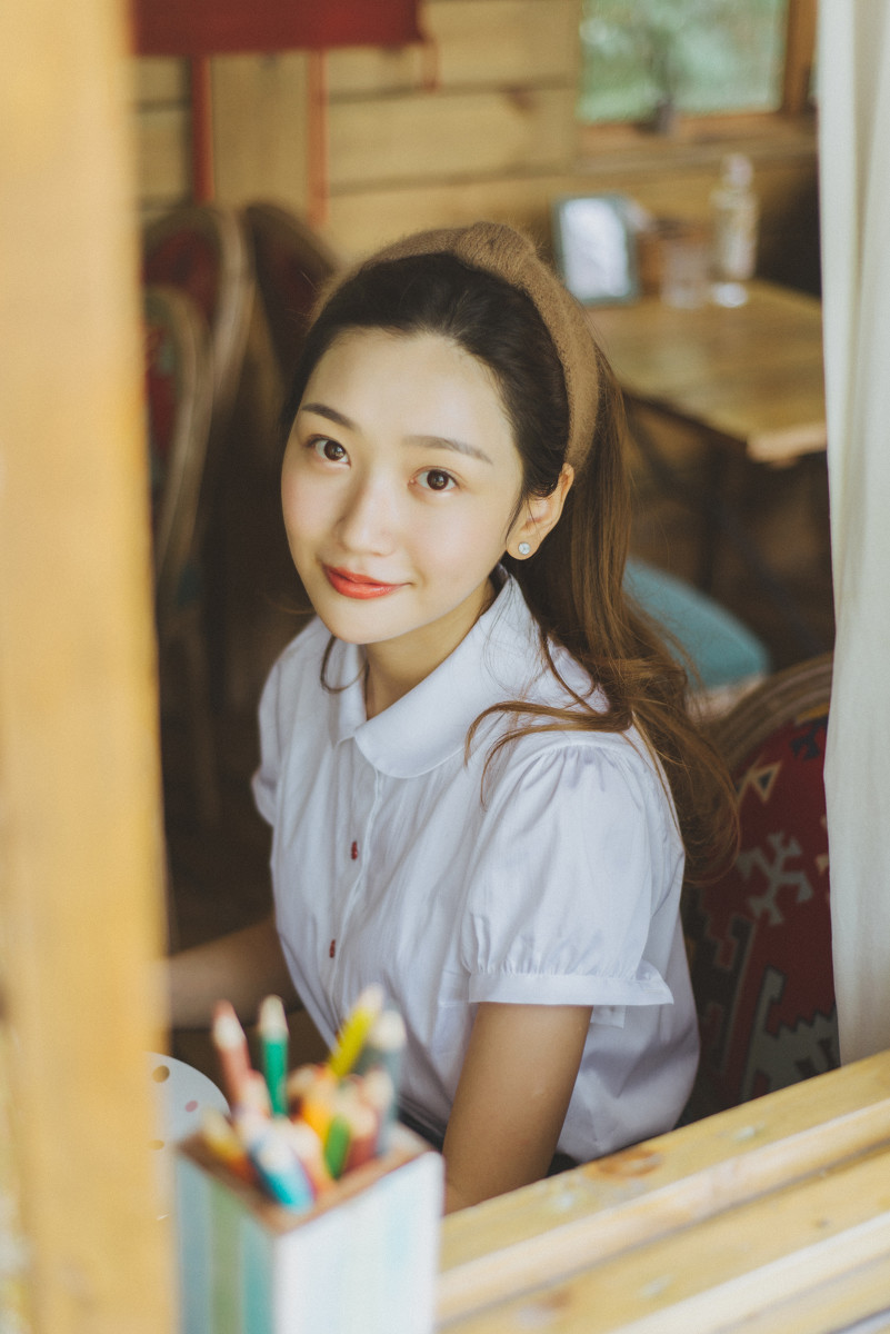 小清新甜美女孩室内写真高清图片