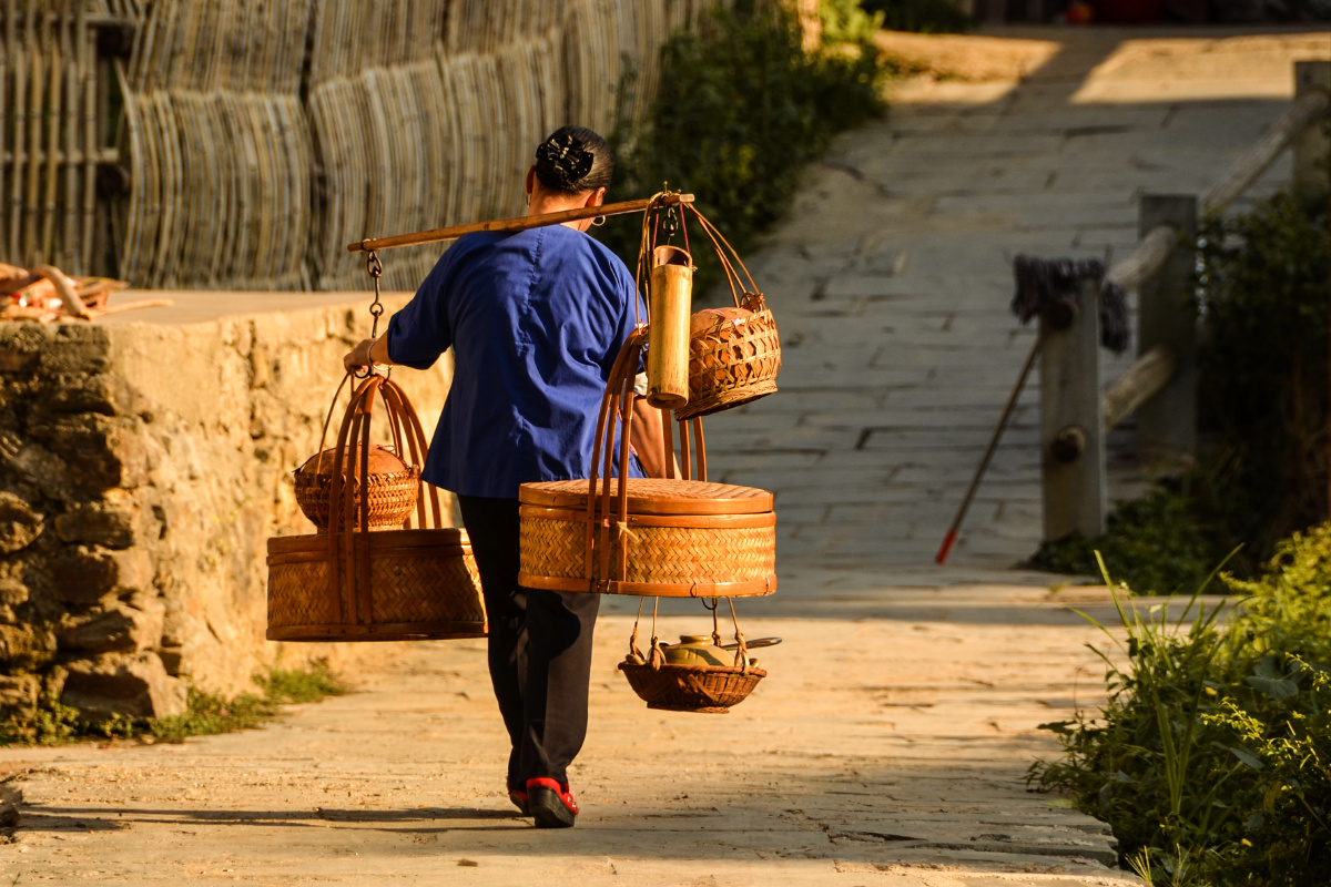 挑担的村妇