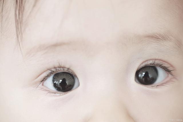 宝宝最近总是揉眼睛是怎么回事?