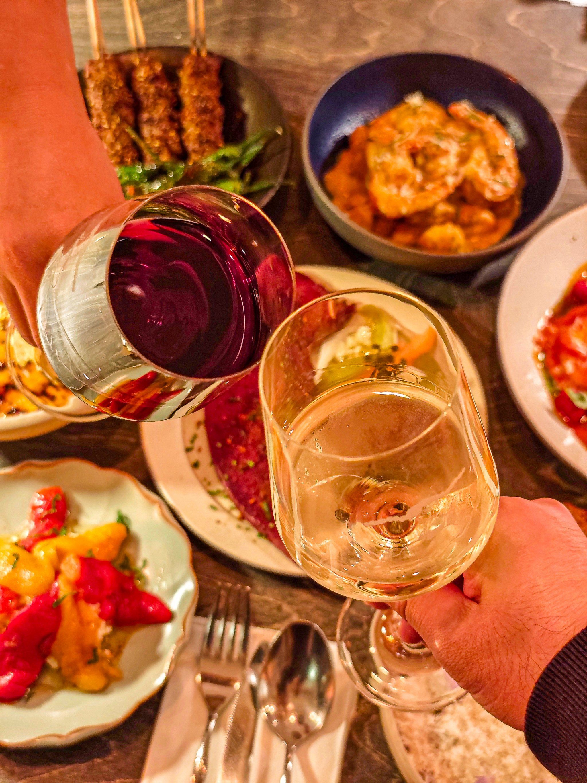 美酒与佳肴相伴,微醺的快乐