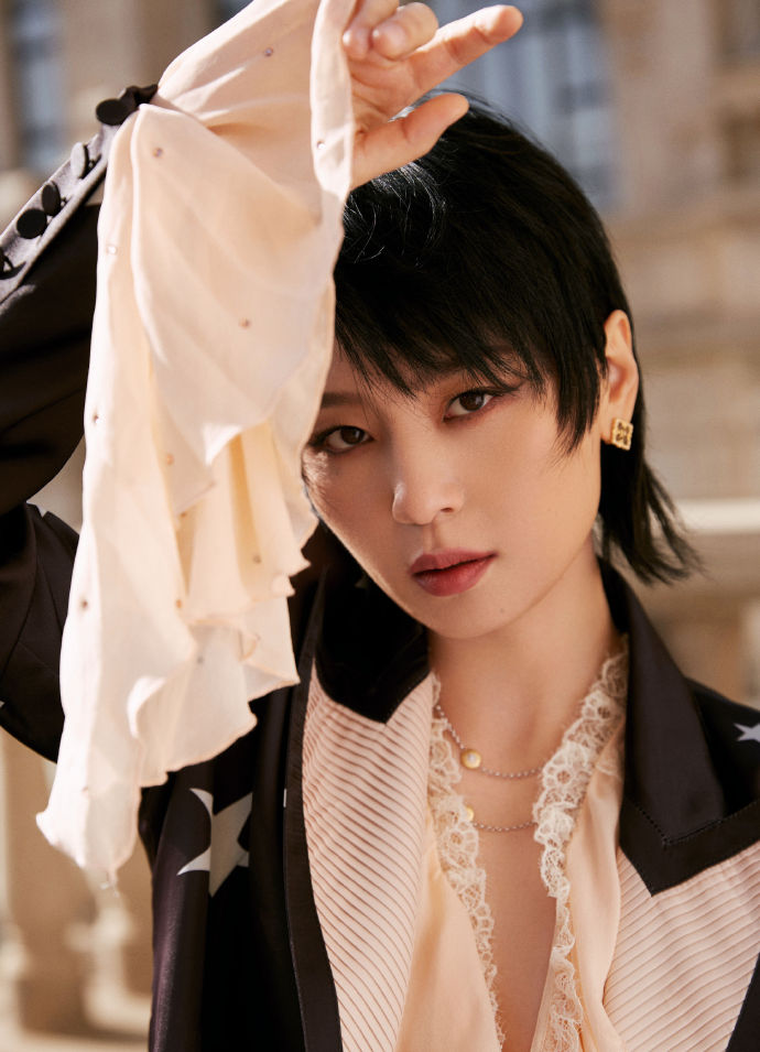 sohufashion·星鲜事##周笔畅缎面星空西装