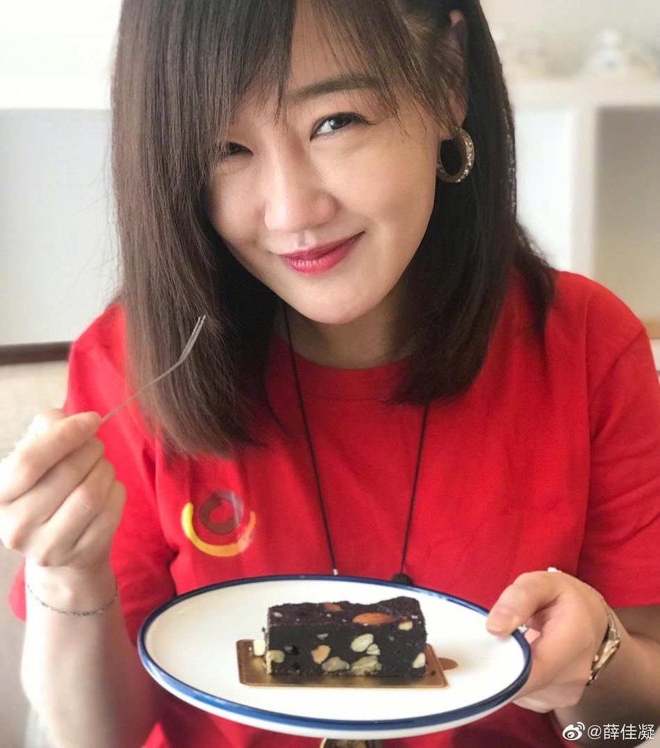 40岁薛佳凝近照状态仍如少女 享受甜点笑容甜美