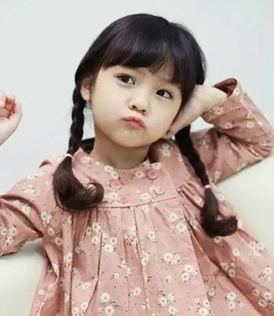 10,当宝宝的头发够长的时候,就可以这样书两个麻花辫了.