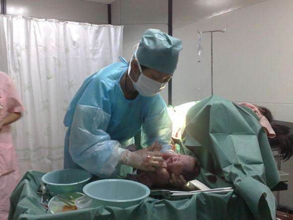 分娩的时候宝宝努力挤出产道,直肠受到刺激,里面的内容物自然会被推