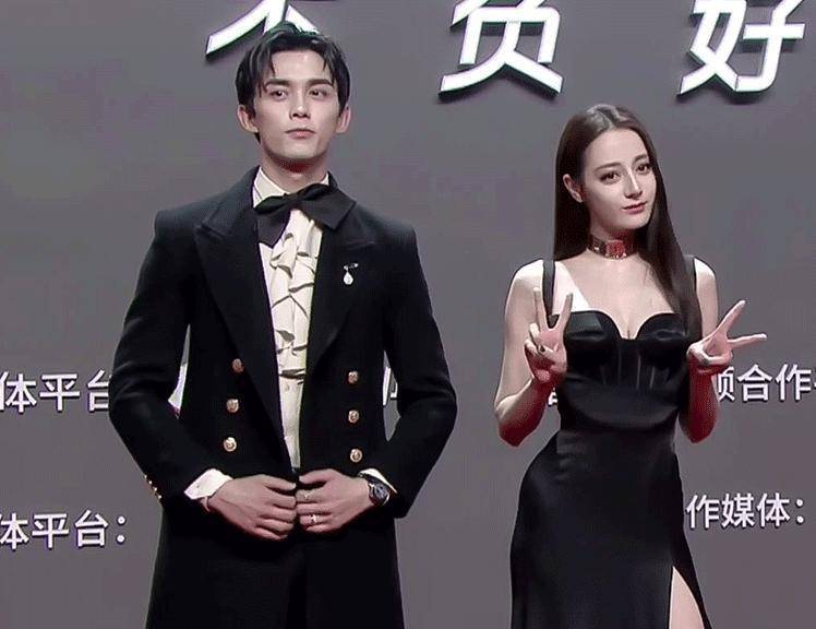吴磊也是不遑多让,他身穿一套西方复古式的晚礼服,和旁边的迪丽热巴