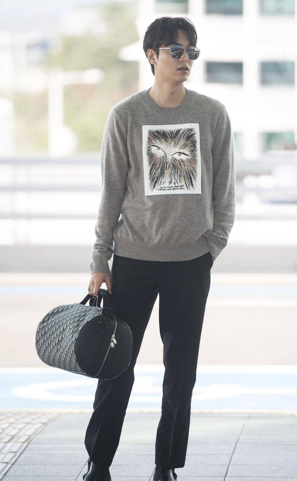 李敏镐白西装亮相发布会,王子范十足,私服穿搭却是休闲运动风