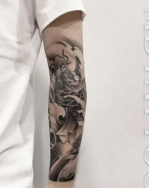 鲤鱼 锦鲤 荷花纹身图片_手部手臂新传统老传统花臂包小臂荷花纹身