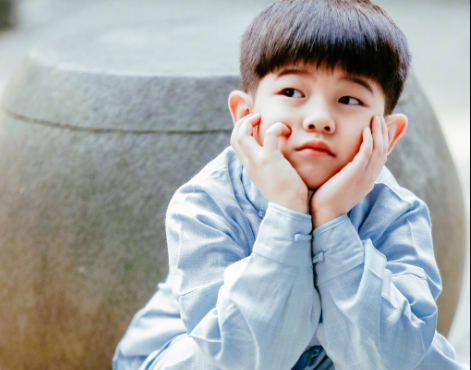 都说安吉是东北小宋仲基,他的脸容看起来确实像小时候的宋仲基.