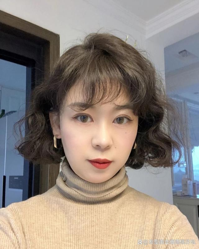 短发烫发,适合小圆脸,鹅蛋脸还有菱形脸的女生,搭配空气刘海或者卷