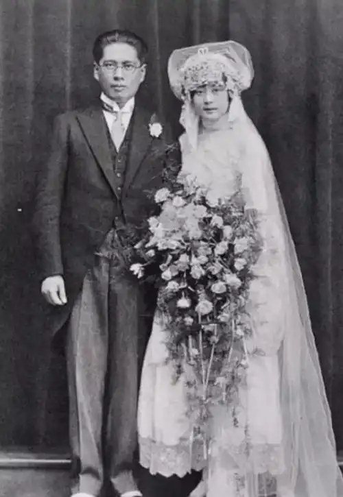 1971年宋子文吃饭时被噎到去世相爱44年的妻子张乐怡大哭