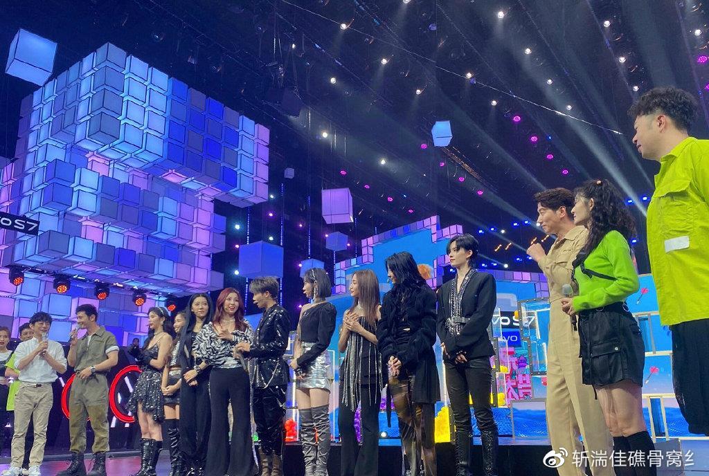 the9快本近景舞台登热搜谢可寅粉丝不满刘雨昕飒美虞书欣显脸大