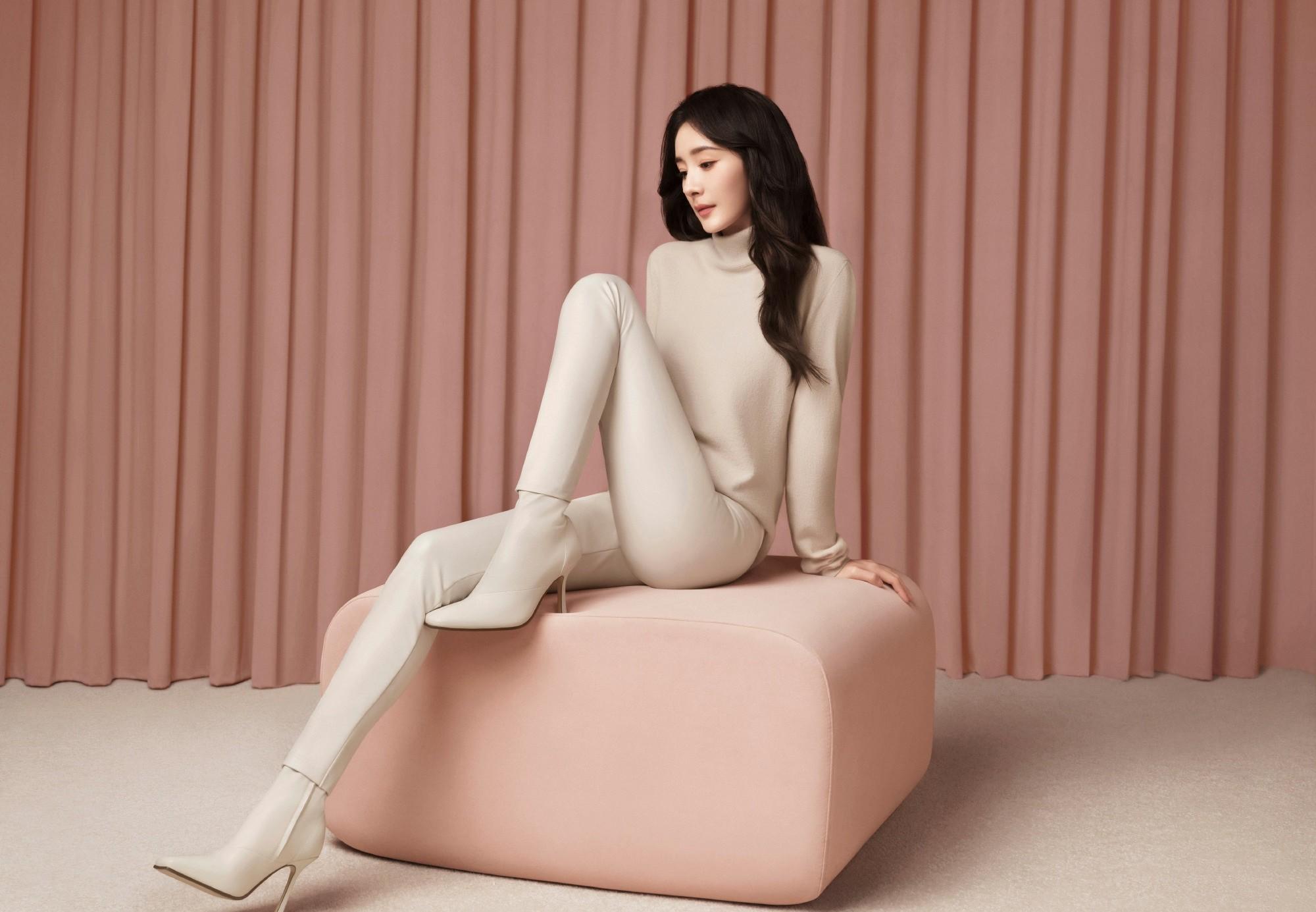 杨幂登顶丝袜女神!看她穿上腿凹丝袜的效果,简直太好看了!_袜子_双腿_