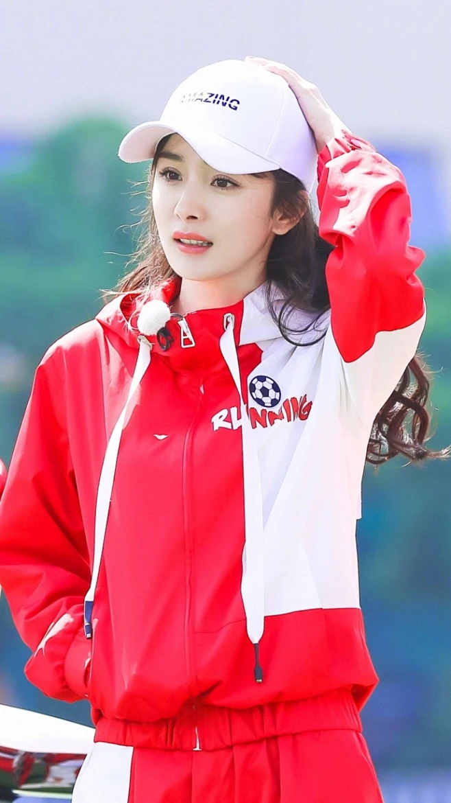 奔跑吧# 绿茵场上一抹红!杨幂 一身红.