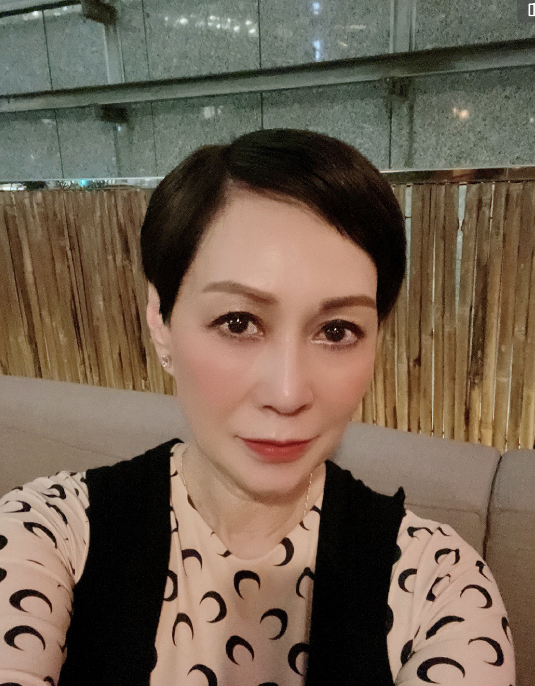 欧阳震华富贵妻子办生日会戴巨钻出席彰显身份结婚25年未生育