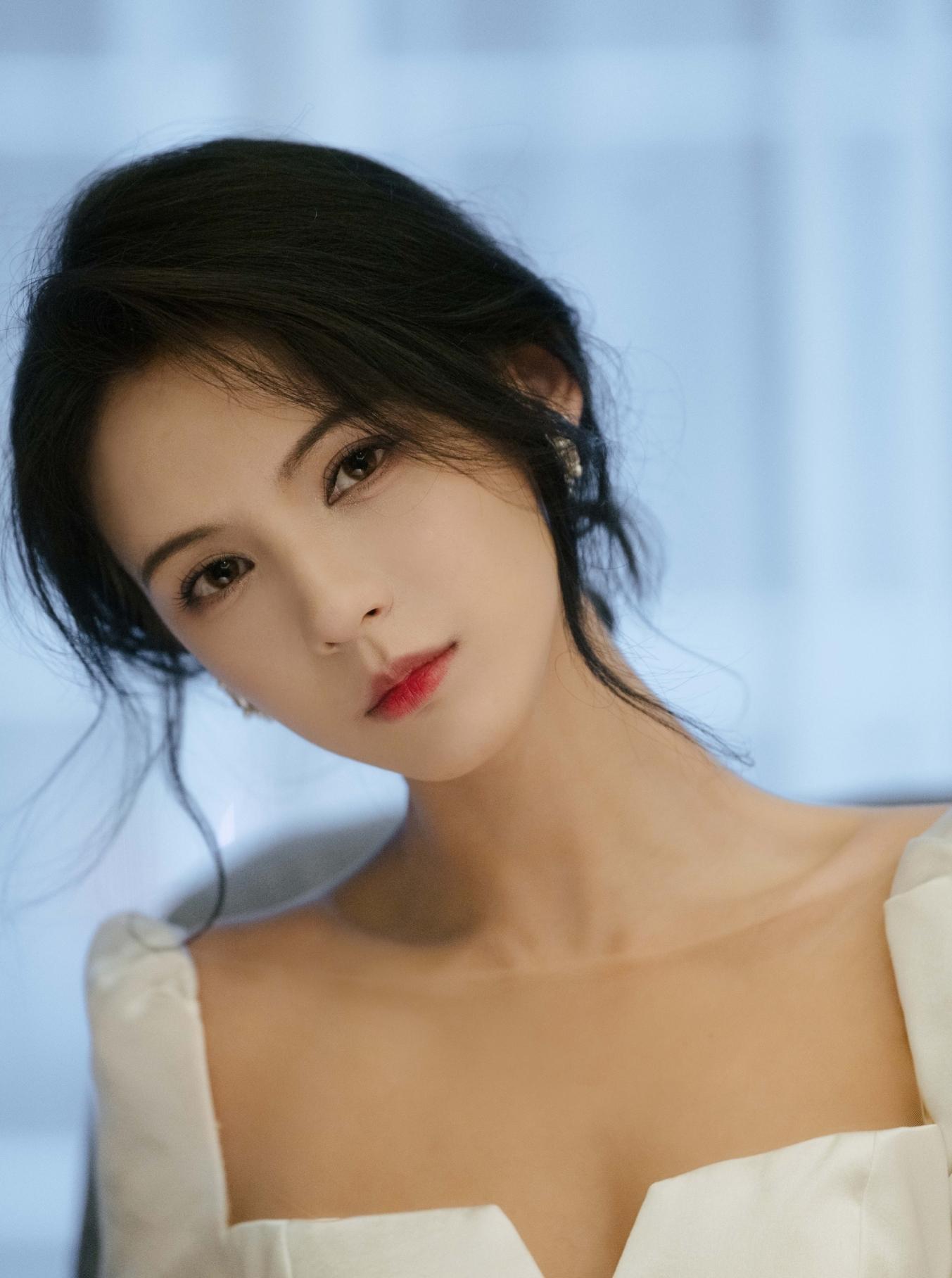 王思聪前女友张予曦身穿低身材v型白裙,一嗔一笑亦销魂_女孩_写真