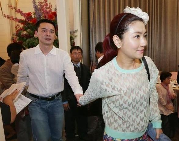 任家萱一家四口全家福曝光,亲妹任容萱罕见出镜,颜值不输姐姐