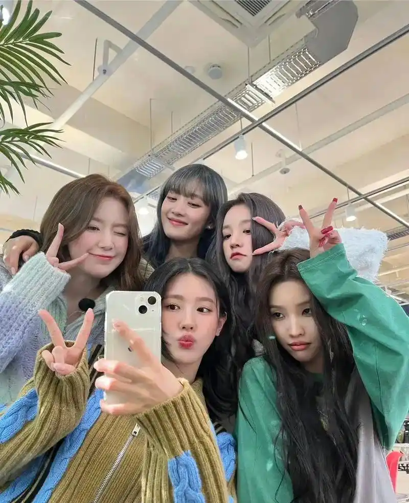 女团 #gidle #女娃 女娃们的团体照来啦!#大合照  - 抖音