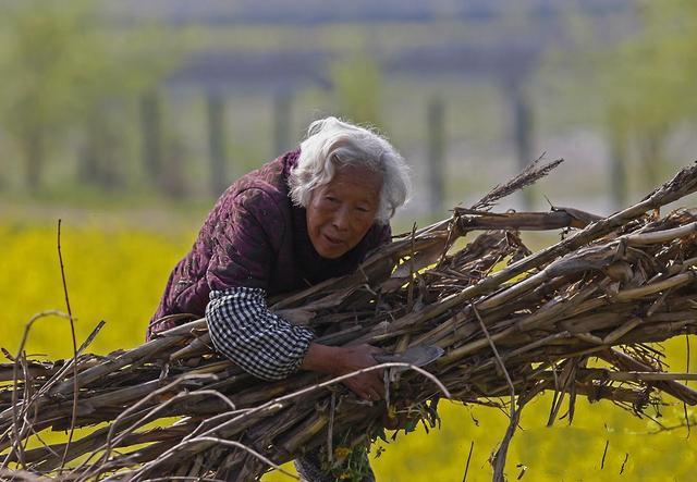 农村生活:孤独老人的辛酸!