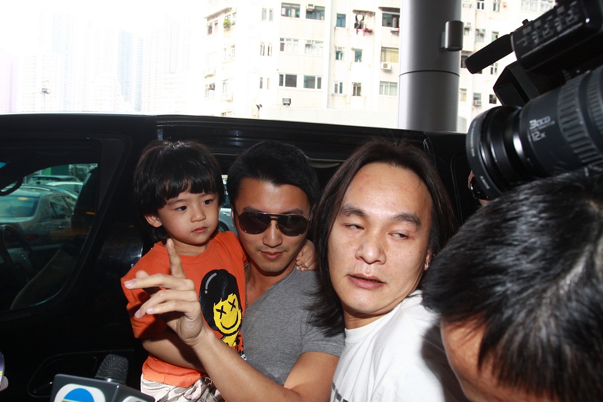 知名艺人谢霆锋的长子谢振轩最近陷入了一起涉嫌公开恋情的舆论风波.