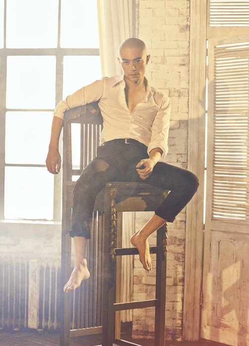 男士》12月号封面上,他顶著光头展现超高颜值,内页照片中,他打赤脚