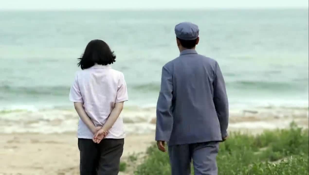 父母爱情:德福和安杰海边散步,俩人嬉戏打闹,太幸福了