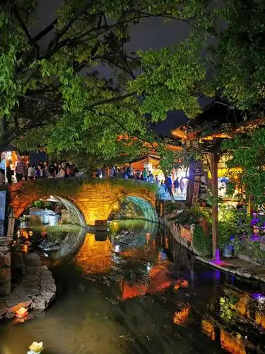 惊艳喧闹的丽江古城的夜晚.