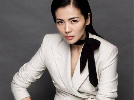 把刘涛抱在怀里,有谁注意到他手上小动作,人品如何一目了然