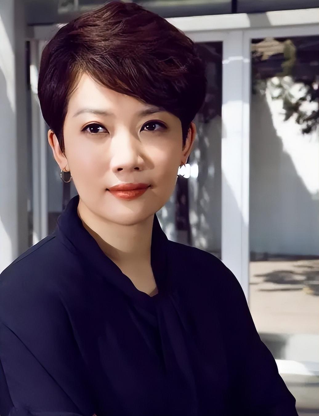 回顾央视主持人王端端嫁给同行丈夫很幸福直播时落泪被质疑