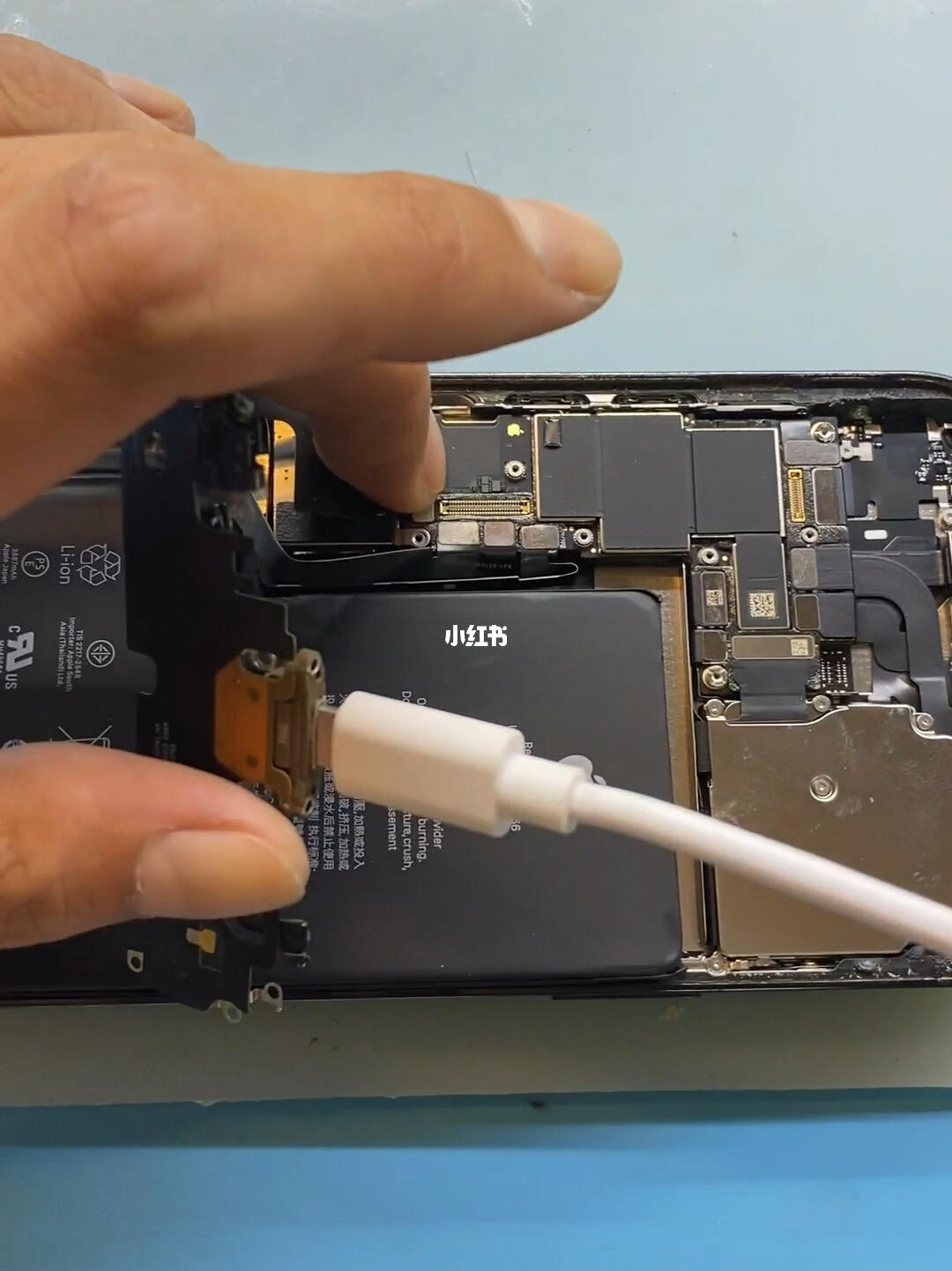 更换尾插完美解决问题#苹果手机  #移植电芯 #手机维修 #12 #12pro