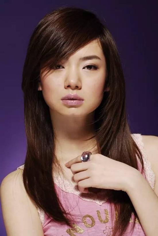 然而以前她是长这样的   不难看出,戚薇的脸型有个致命的缺陷——下巴