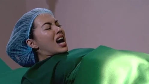 孕妇挺着大肚子逛街,不料肚子阵痛!