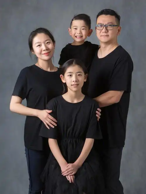 颜值爆表的一家四口干净简单的全家福照78