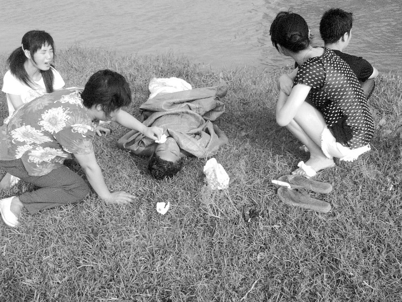 把大家吓了一跳,原来是一名17岁的男孩溺水身亡