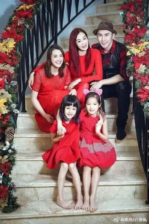 51岁钟丽缇与小12岁的老公,"恋爱"收获幸福_生活_女儿_周星驰