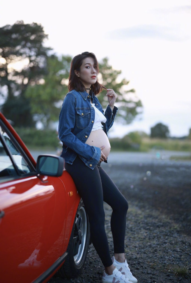 虽然孕肚大如箩,但是钟嘉欣还依然保持着瓜子脸,可见她孕期只胖了肚子