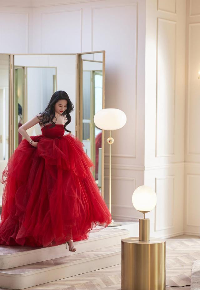 33岁刘亦菲放大招了,穿红色婚纱裙扮"新娘子",冷艳高贵真养眼_身材