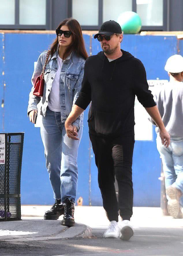 当地时间1日,好莱坞男星莱昂纳多·迪卡普里奥和女友卡米拉·莫罗尼