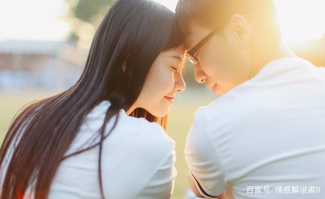 在婚姻生活中,夫妻之间的情感沟通形式是多种多样的