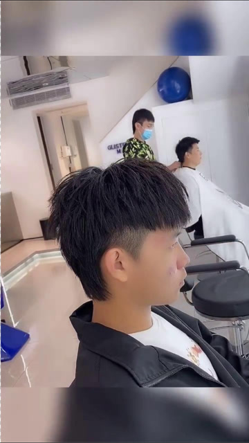 男生要试一次的发型 碎盖小狼尾