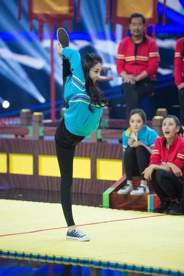 娜扎手指打结获赞20万,我学了一下差点残了