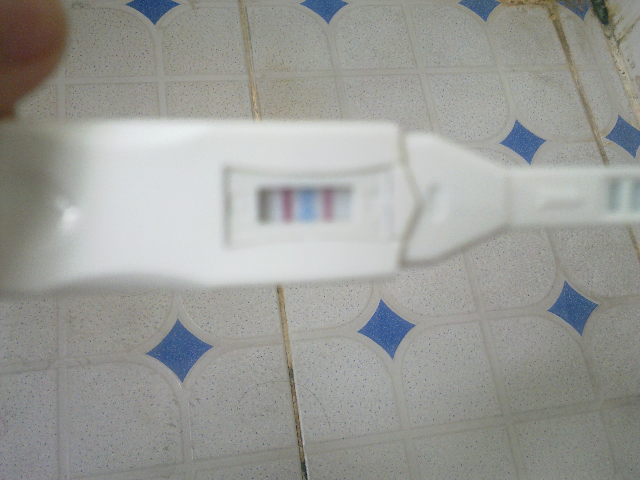 请问这验孕棒是什么情况啊 怎么有三条杠?谢谢