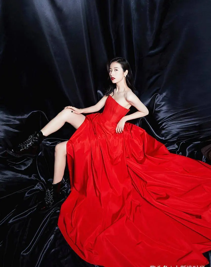 周雨彤的时尚真难懂,西装里面打个结就出来了,为秀身材故意不遮_造型