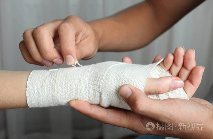 家伙绷带女孩的手