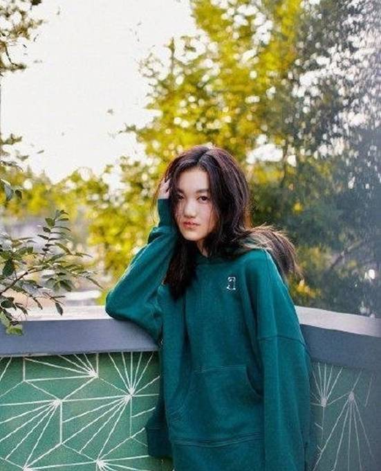 王菲女儿李嫣大秀好身材!14岁近照似超模,照片背景惹争议